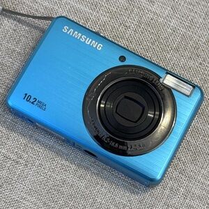 Samsung Vibrant Blue Digital Camera